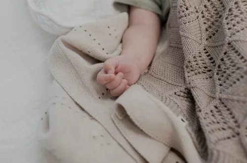 BIBS Kötött, csipkés takaró, vanília