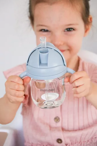 Mininor szívószálas itatópohár 220 ml - szürke