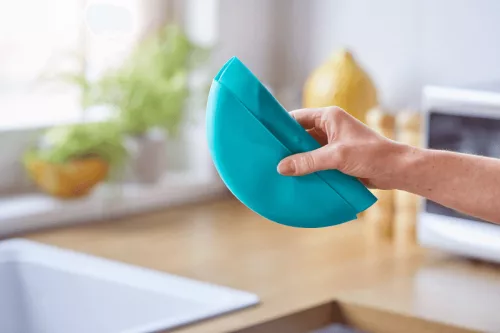 Tommee Tippee Roll n Go műanyag etető előke M