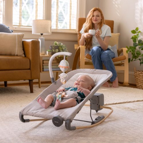 INGENUITY Masszázs vibráló hintaszék melódiával Soulful Skies™ 0m+ 9kg-ig