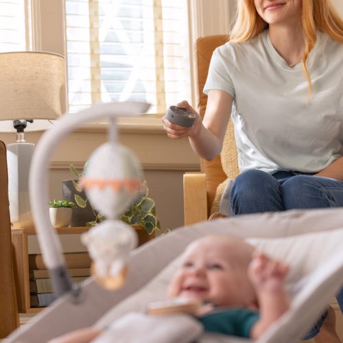 INGENUITY Masszázs vibráló hintaszék melódiával Soulful Skies™ 0m+ 9kg-ig