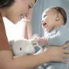 INGENUITY Plüss játék nyuszi dalamokkal, Sylvi™, 0 hó+