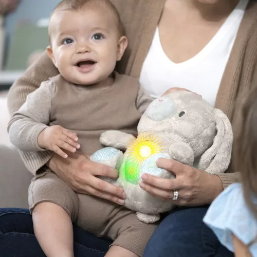 INGENUITY Plüss játék nyuszi dalamokkal, Sylvi™, 0 hó+