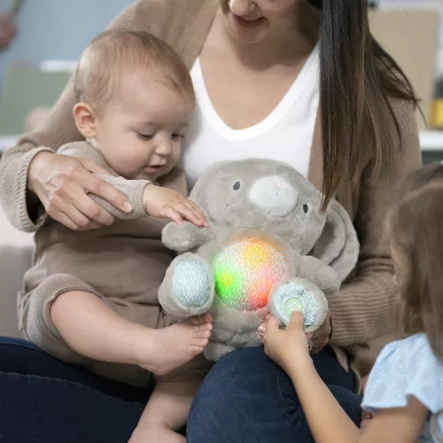 INGENUITY Plüss játék nyuszi dalamokkal, Sylvi™, 0 hó+