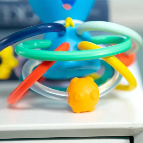 Baby Einstein Rágóka/csörgő Opus’s Shake & Soothe™, 0 hó+