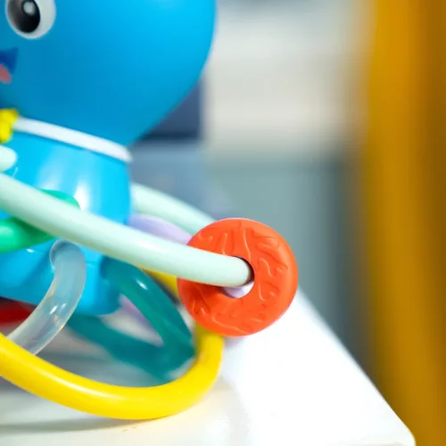 Baby Einstein Rágóka/csörgő Opus’s Shake & Soothe™, 0 hó+