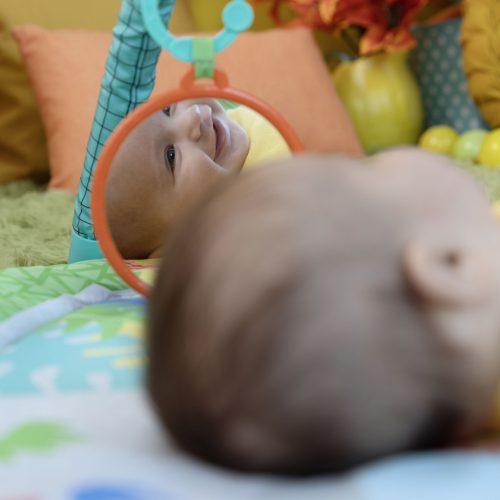 BRIGHT STARTS Játszószőnyeg játékhíddal Wild Wiggles aktivitással - 0hó+