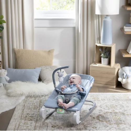 INGENUITY Rezgő masszázs pihenőszék dallamokkal, Happy Belly™, Rock-to-Bounce, Chambray, 0 hó+, 9 kg-ig