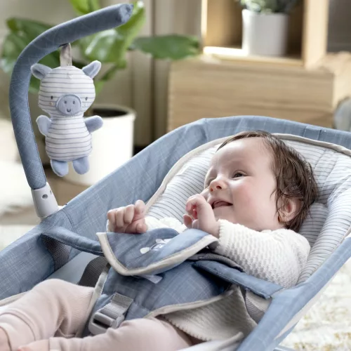 INGENUITY Rezgő masszázs pihenőszék dallamokkal, Happy Belly™, Rock-to-Bounce, Chambray, 0 hó+, 9 kg-ig