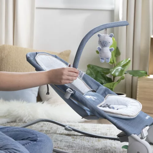INGENUITY Rezgő masszázs pihenőszék dallamokkal, Happy Belly™, Rock-to-Bounce, Chambray, 0 hó+, 9 kg-ig