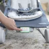 INGENUITY Rezgő masszázs pihenőszék dallamokkal, Happy Belly™, Rock-to-Bounce, Chambray, 0 hó+, 9 kg-ig