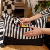 BABY EINSTEIN Rágóka csörgővel zebra Zen™ Shake-a-Shape BPA mentes - 0hó+
