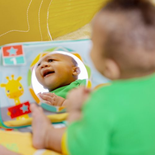 Bright Starts Játszószőnyeg játékhíddal és aktivitással OBALL Gyp & Kick™ - 0hó+