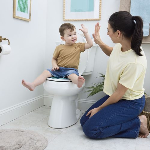 Bright Starts Flip & Sit™ STITCH™ 18m+ WC-redukció, 23 kg-ig