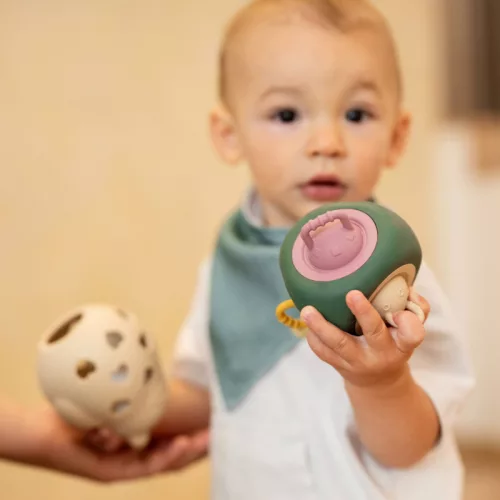 Petite&Mars Szilikon játék Pop Up Triangle Misty Green 10hó+
