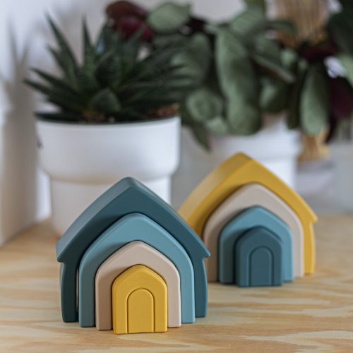 Petite&Mars szilikon egymásra rakható játék, House, Intense Ochre, 12 hó+