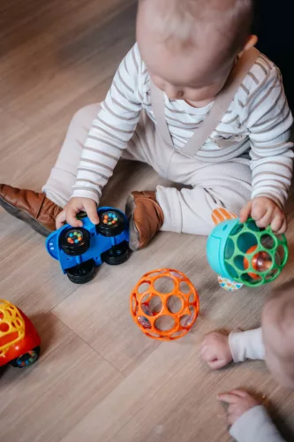 OBALL Játékautó piros 3hó+