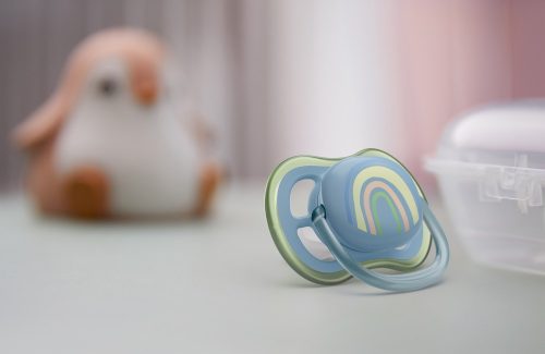 Avent SCF086/03 ultra air, szivárvány mintás játszócumi, 0-6hó, 1db
