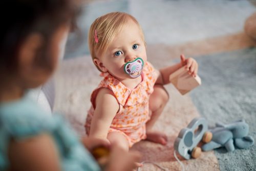 Avent SCF086/04 Játszócumi, ultra air, napocska mintás, 0-6 hó, 1 db