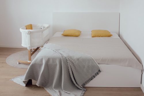 Petite&Mars Állítható gyerekágy ringató funkcióval Glory 2 az 1-ben - Mocha Beige