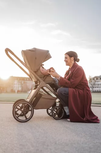 EASYWALKER Kombinált babakocsi Zoey Chestnut Brown + CYBEX Aton B2 i-Size + bázis