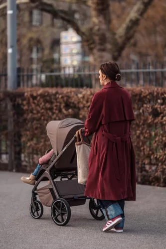 EASYWALKER Kombinált babakocsi Zoey Chestnut Brown + CYBEX Aton B2 i-Size + bázis