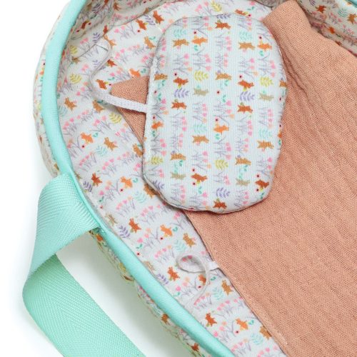 Djeco Játékbaba Mini 20 cm - Sasha mózeskosárral