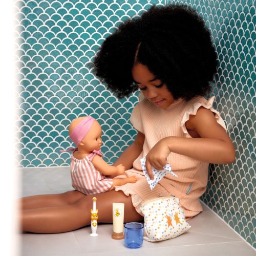 Djeco Játékbaba, fürdethető, Szilva, 32 cm