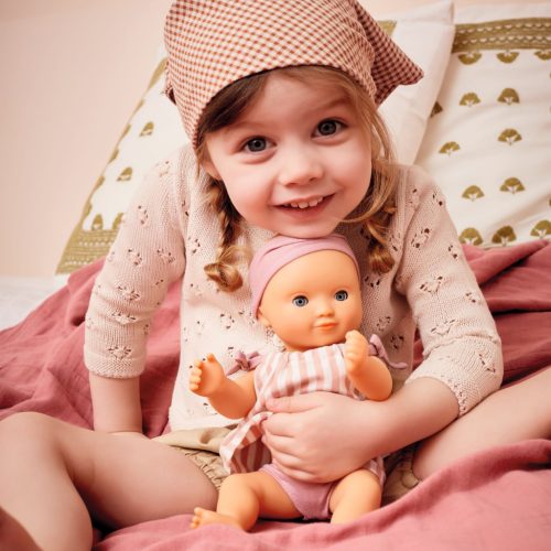 Djeco Játékbaba, fürdethető, Szilva, 32 cm