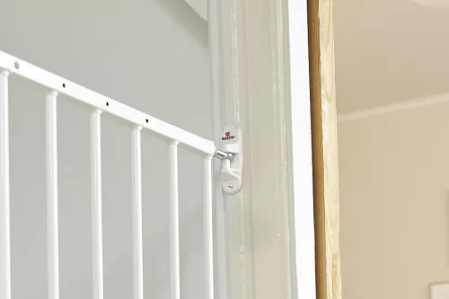 BabyDan Emma ajtórács 56,5-81,5 cm csavarozható - fehér fém