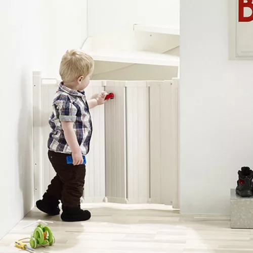 Baby Dan Guard Me fehér összecsukható ajtórács, 55-89 cm