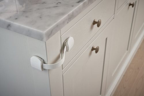 Baby Dan Multi Purpose Lock univerzális zár fiókhoz szekrényajtóhoz BIO 2db - fehér