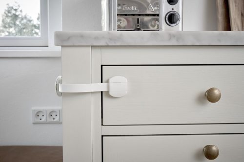 Baby Dan Multi Purpose Lock univerzális zár fiókhoz szekrényajtóhoz BIO 2db - fehér