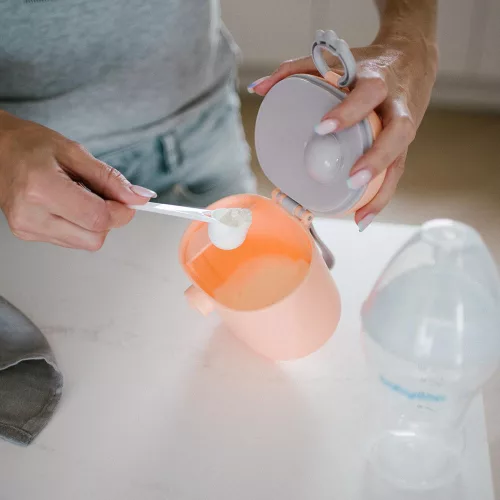 BabyOno tápszertartó doboz hordozható kanállal 1544