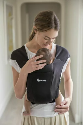 Ergobaby Embrace Hordozó: Pure Black / Fekete