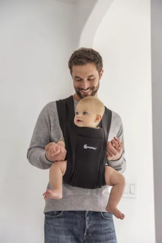 Ergobaby Embrace Hordozó: Pure Black / Fekete