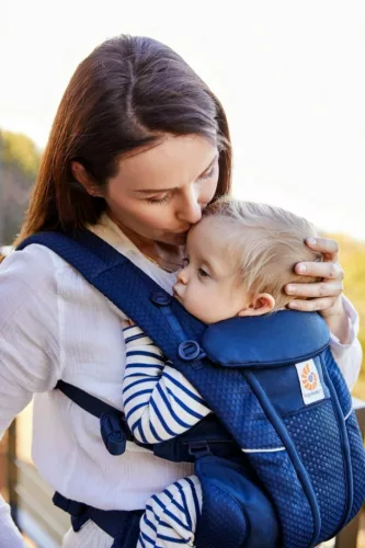 Ergobaby Omni Breeze Hordozó: Midnight Blue / Kék