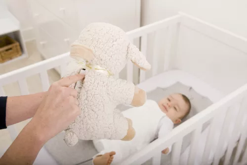 Cloud b Sleeping Sheep alvást segítő zenélő plüss bárány