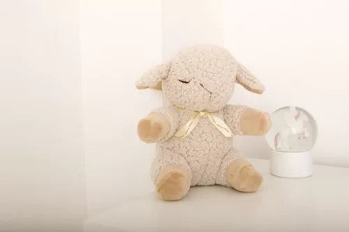 Cloud b Sleeping Sheep alvást segítő zenélő plüss bárány